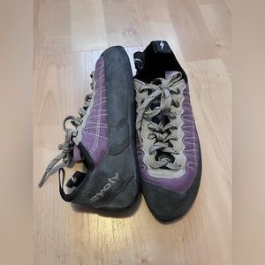 Evolv Climbing and Bouldering Lace-up Shoes- Size 7.5 Womens 👚